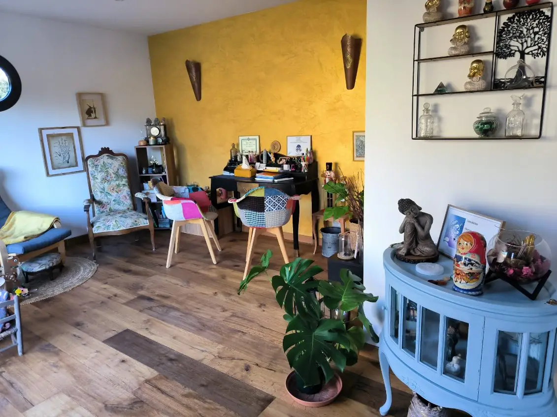 Le cabinet de Montaïn : mur ocre, fauteuils et bureau