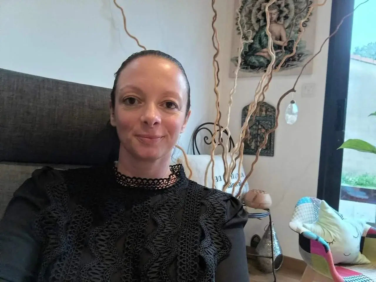 Portrait d'Aline Strhauss, souriante, assise dans son cabinet